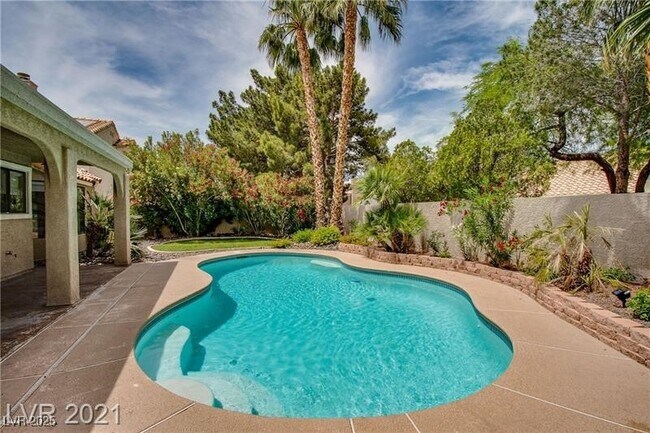 Building Photo - 2644 White Pine Dr