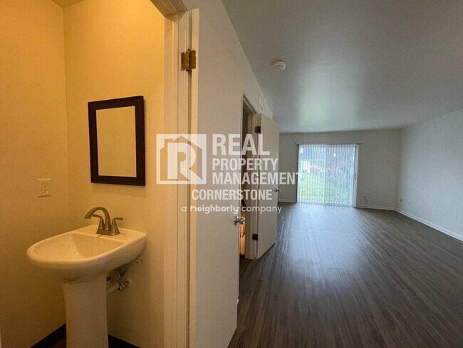 Building Photo - Updated & Inviting 2-Bedroom Townhome in Q...
