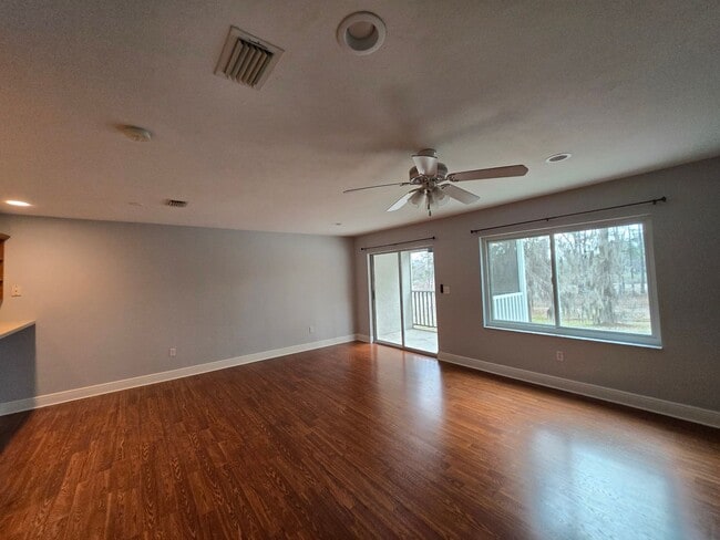 Building Photo - 3BR/3BA Two-Story Quad – Prime Location & Move-In Ready!