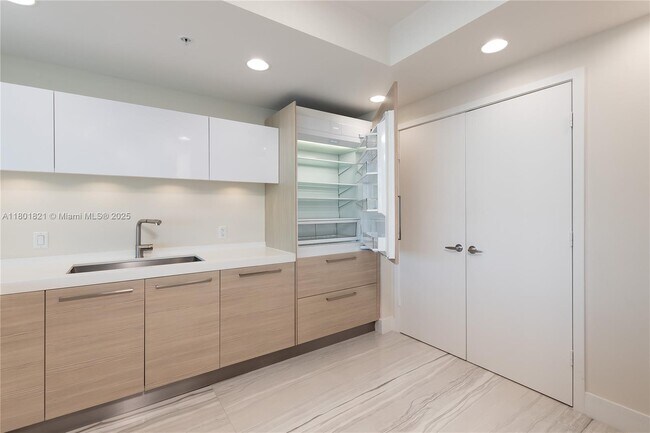 Building Photo - 17111 Biscayne Blvd