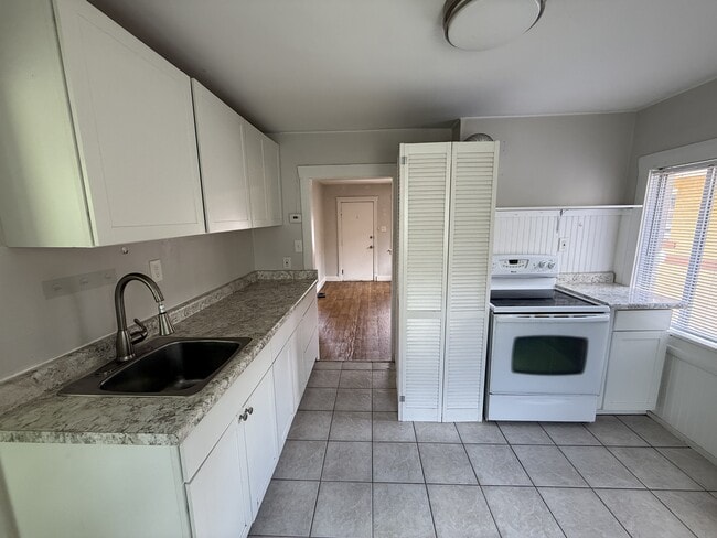 Building Photo - 964 James Ct