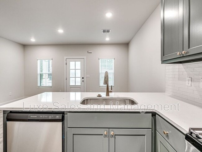 Building Photo - 606 W 2nd St