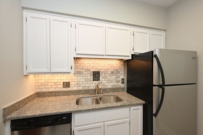 Building Photo - **UPDATED FIRST-FLOOR CONDO IN DESIRABLE P...