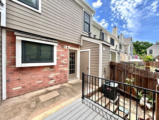 Building Photo - Lovely Rental with 2 Beds, 2.5 Baths & Spa...