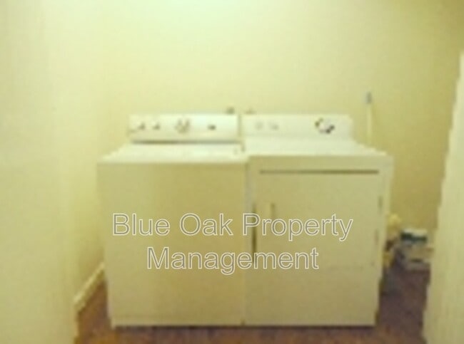 Building Photo - 403 Maple St