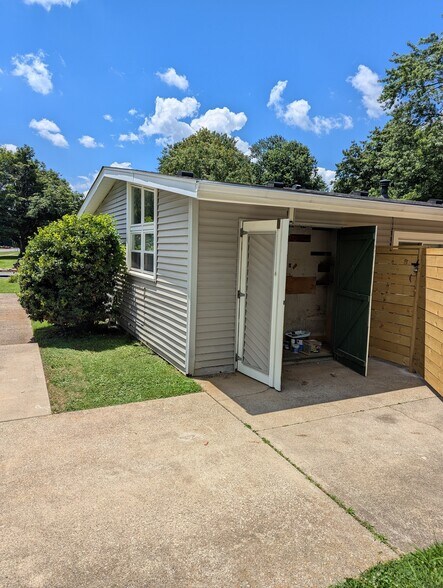 Building Photo - 1701 Brentmoor Ln