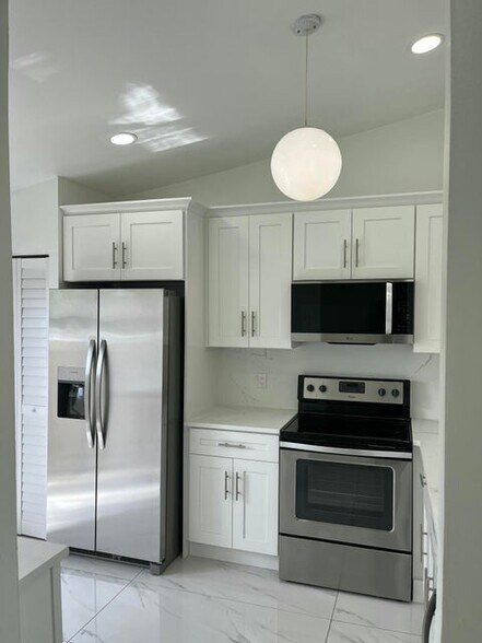 Primary Photo - 10212 Boca Bnd E