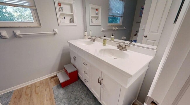 Building Photo - 303 Greenglade Ave