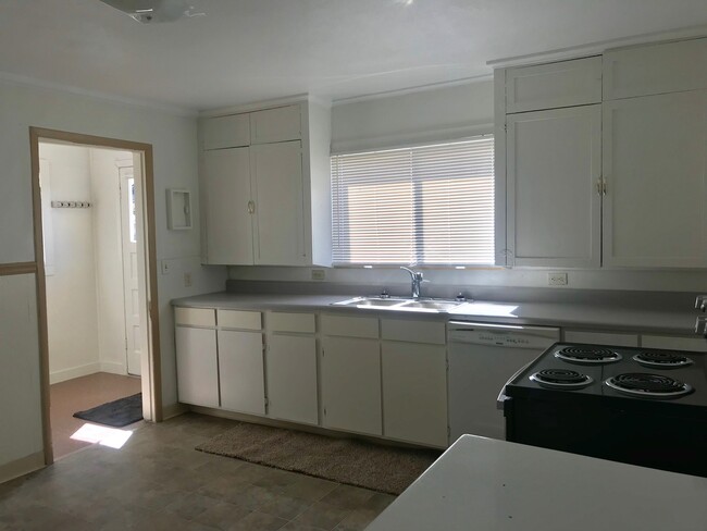 Building Photo - 2 bedroom 1 bath house with large loft and...