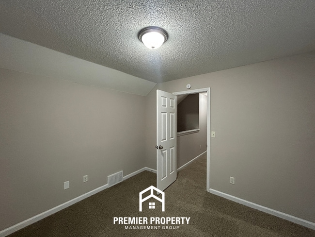 Building Photo - Spacious 4 Bedroom Home for Rent in Memphis | Vaulted Ceilings, Bay Windows & Fenced Yard