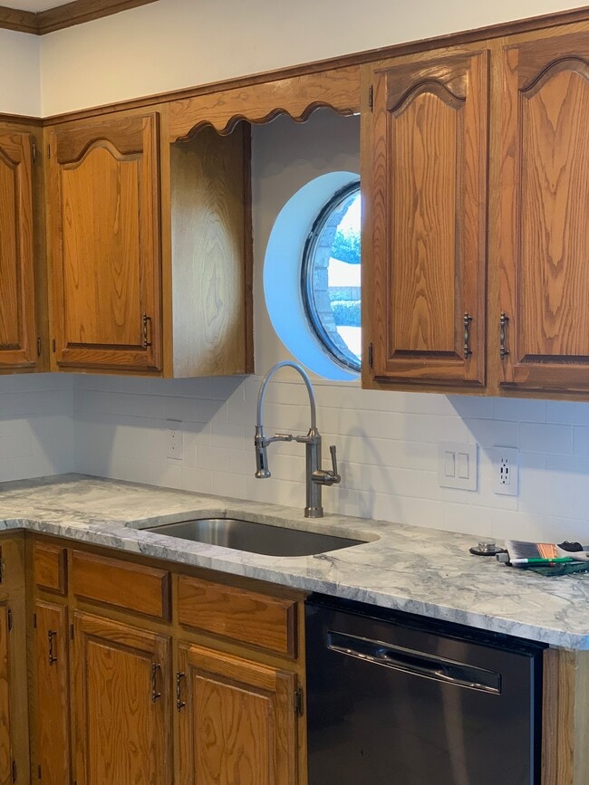 Building Photo - 7633 Thompson Pky