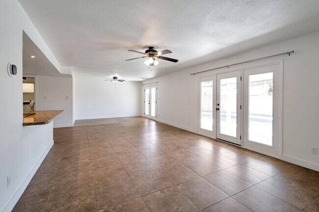 Building Photo - Amazing Tri-level close to ASU with Pool