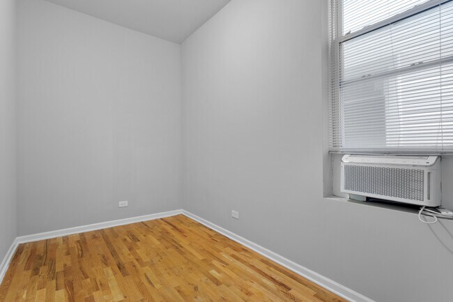 Building Photo - 1532 W 18th Pl