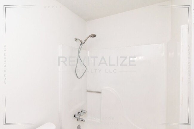 Building Photo - 6513 Victoria Pl S