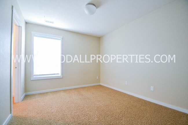 Building Photo - 4 Bedroom, 2.5 Bathroom Home in Ankeny