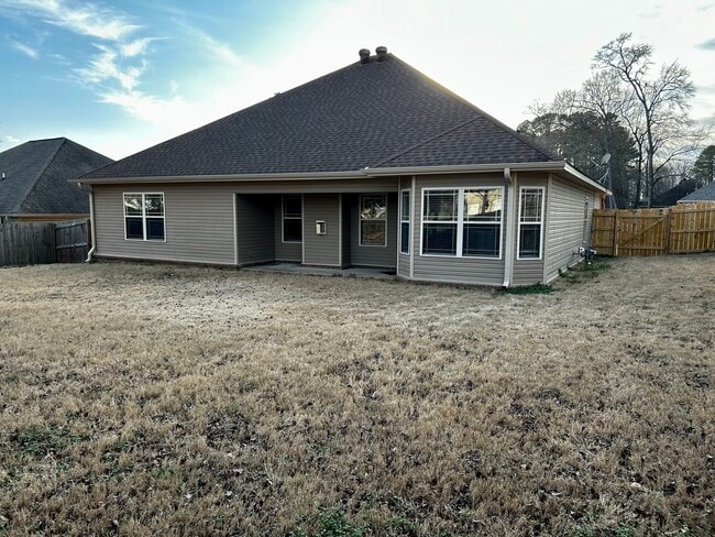 Building Photo - 210-210 Hidden Meadows Dr