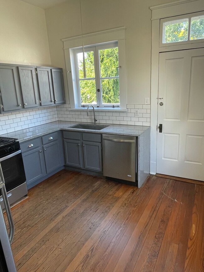 Building Photo - 3115-3115 Constance St