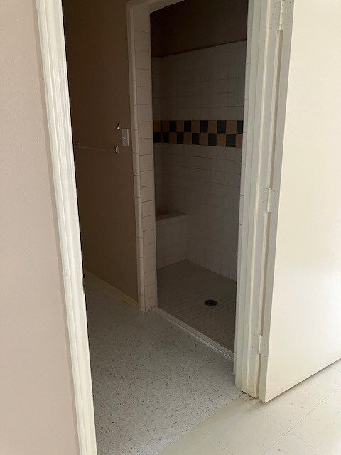 walk-in shower view - 3101 Jordan Rd W