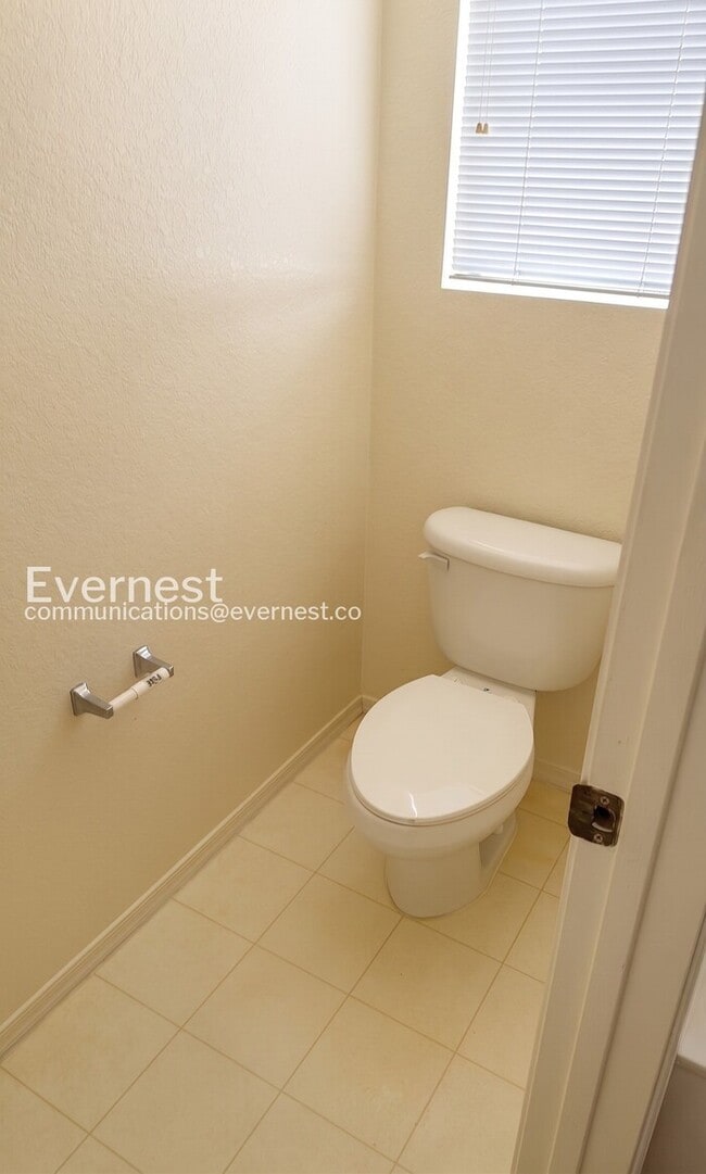 Building Photo - 3 Bed, 2 Bath Home with Fenced Yard & Garage / Vouchers Accepted / Available Now!