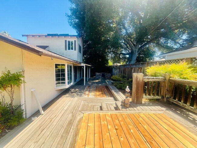 Building Photo - Unique 3 Bed + 2 Bath Los Altos Home - Spa...