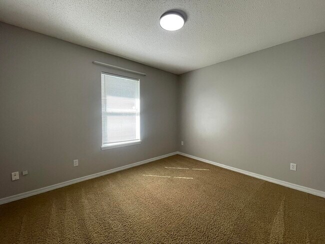 Building Photo - 219 Lustan Dr