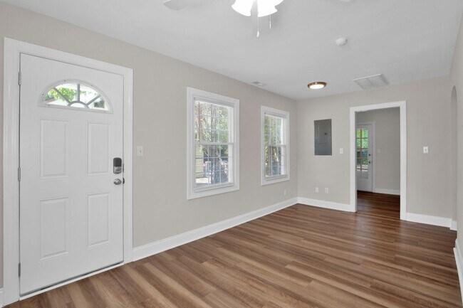 Building Photo - 2 Bedroom 1 Bath In Fayetteville- Small Do...