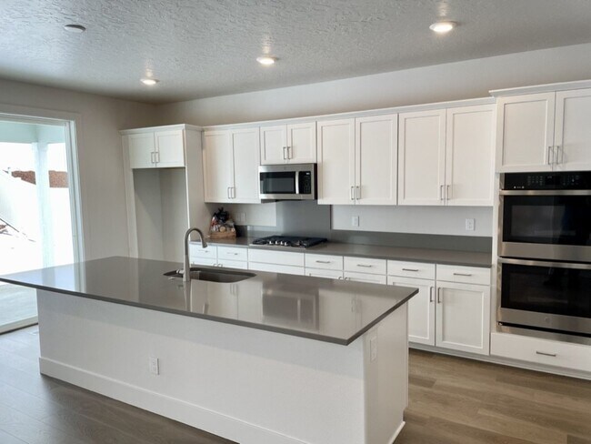 Building Photo - "Spacious 4-Bedroom Home on East Caldera Street with 2.5 Baths and 2,498 Sq Ft of Comfort in Meri...