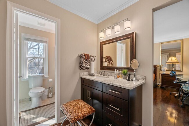 Building Photo - 4 Bedroom, 3.5 Bath Furnished Townhouse Available