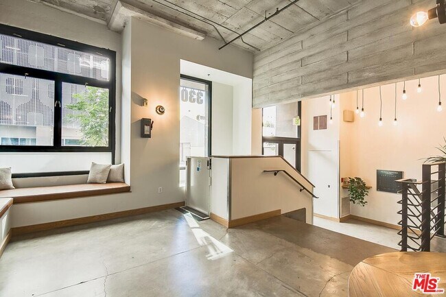 Building Photo - 330 W 11th St