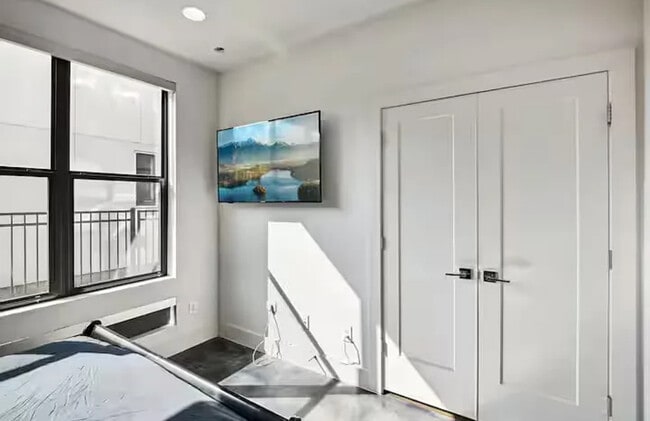 Building Photo - 2830 Clay St