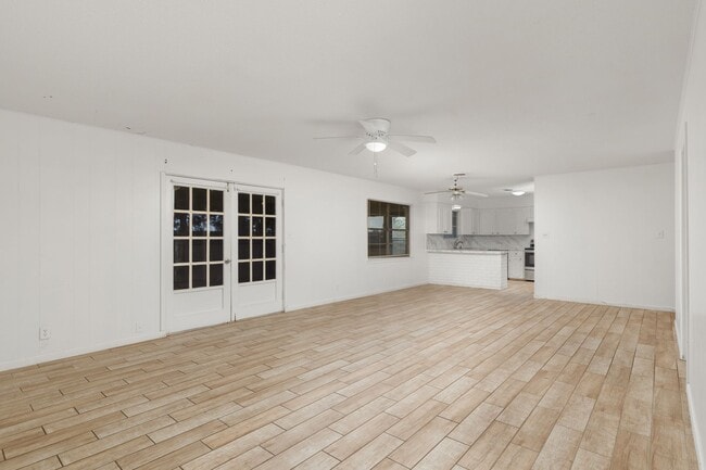 Building Photo - Spacious 3 bedroom, 2 bathroom home in the...