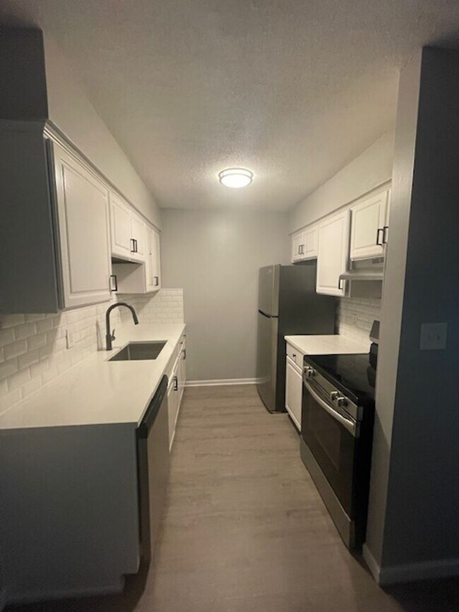Building Photo - Renovated One-Bedroom Apartment – Prime Wa...