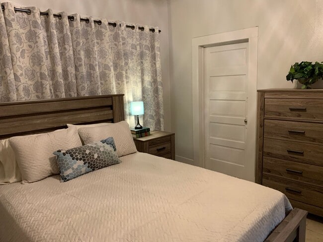 Building Photo - MOVE IN SPECIAL 3BR 2BA HOUSE Capital Heig...