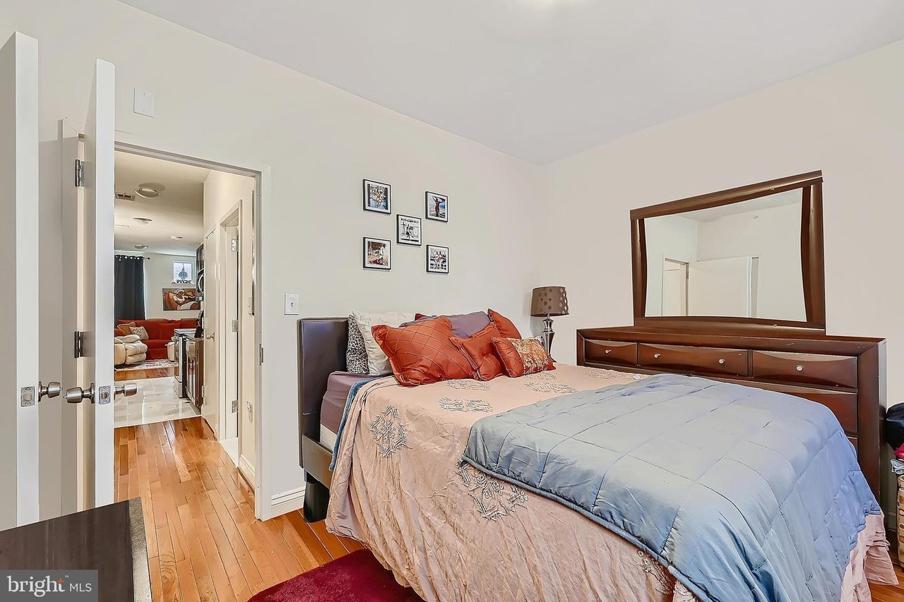 Large bedroom - 2024 N Calvert St