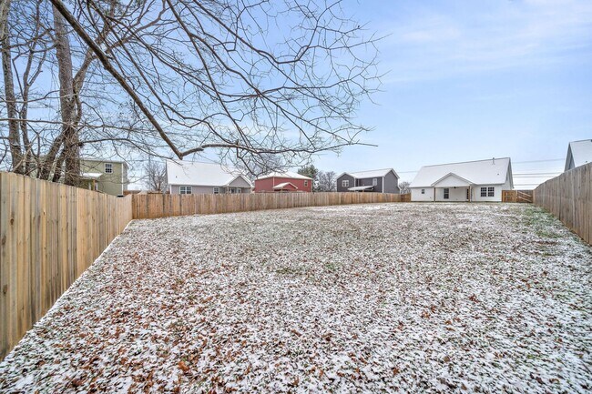 Building Photo - Pet Friendly Three Bedroom with Bonus!