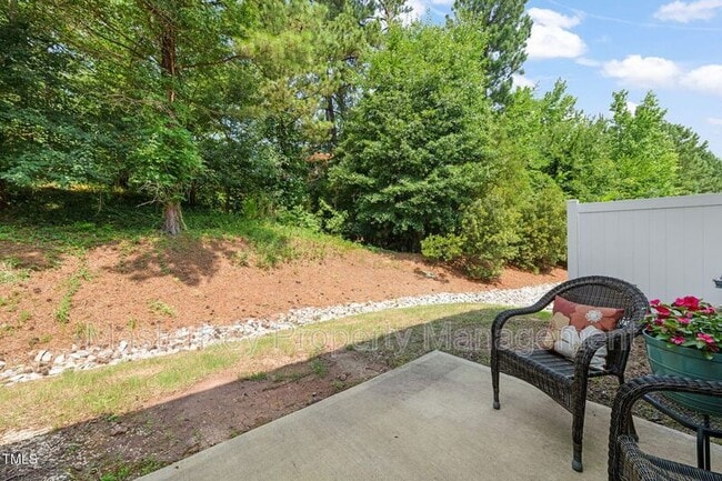 Building Photo - 120 Holly Berry Ln