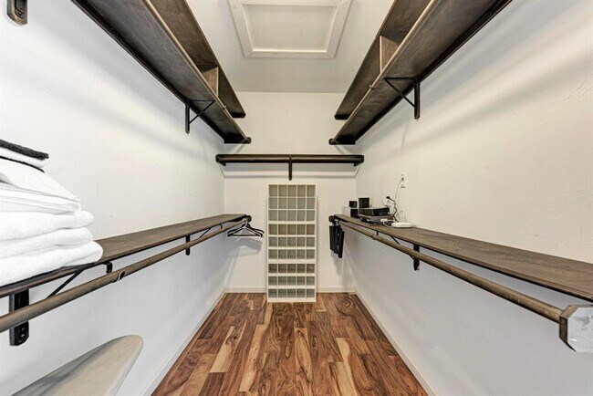 Building Photo - 13803 Lakeview Dr