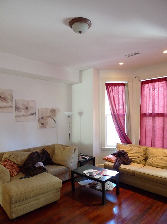 Primary Photo - 1552 Tremont St