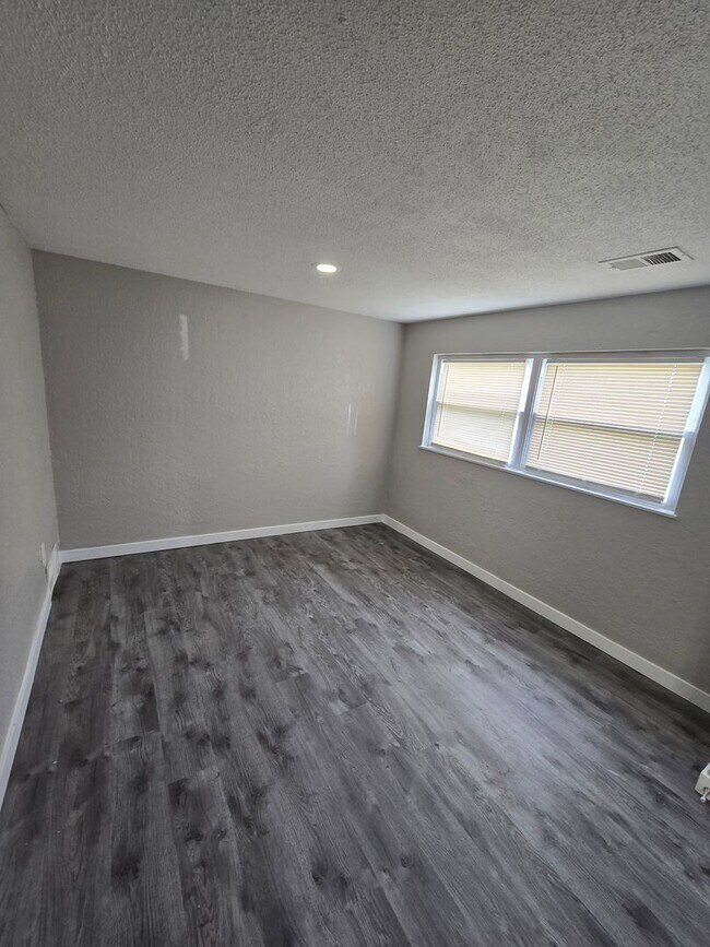 Building Photo - 1408 N 63rd Terrace