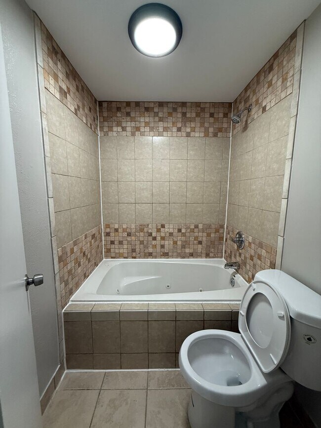 Building Photo - Adorable Fully renovated Townhouse in Bowie