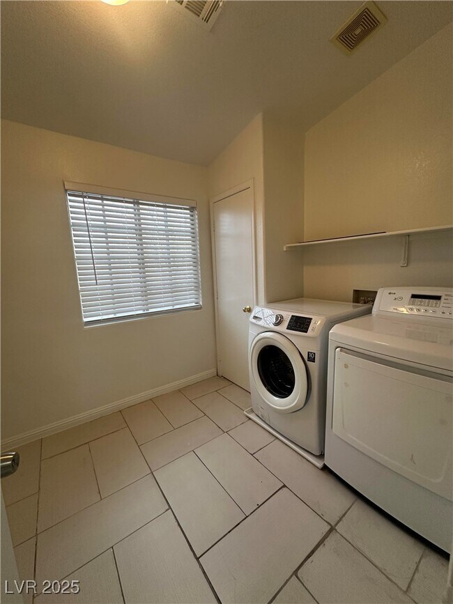 Building Photo - 1956 Vista Malaga St