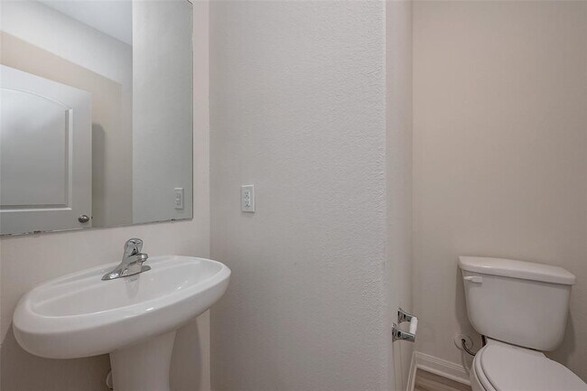 Building Photo - 545 Amberwood Pk Dr