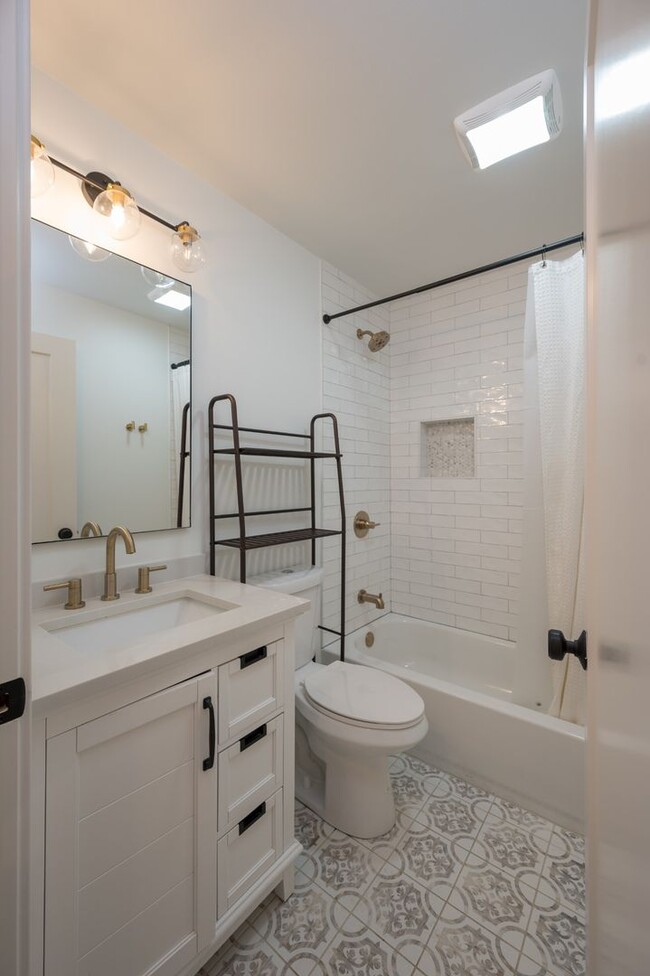 Building Photo - **ABSOLUTELY STUNNING TOP-TO-BOTTOM RENOVA...
