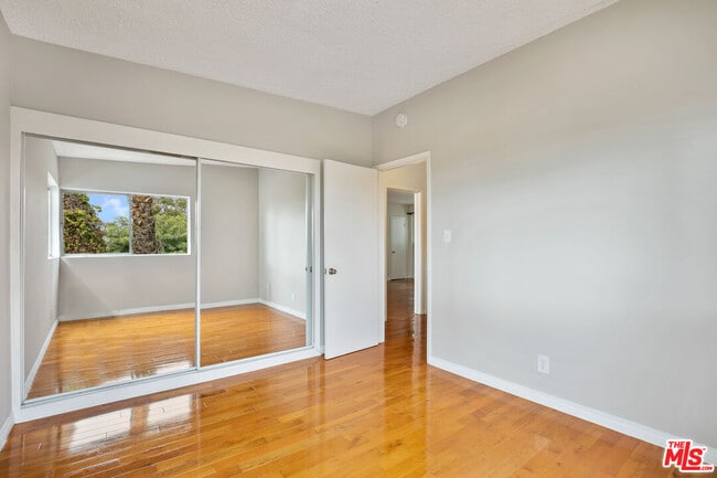 Building Photo - 941 N San Vicente Blvd