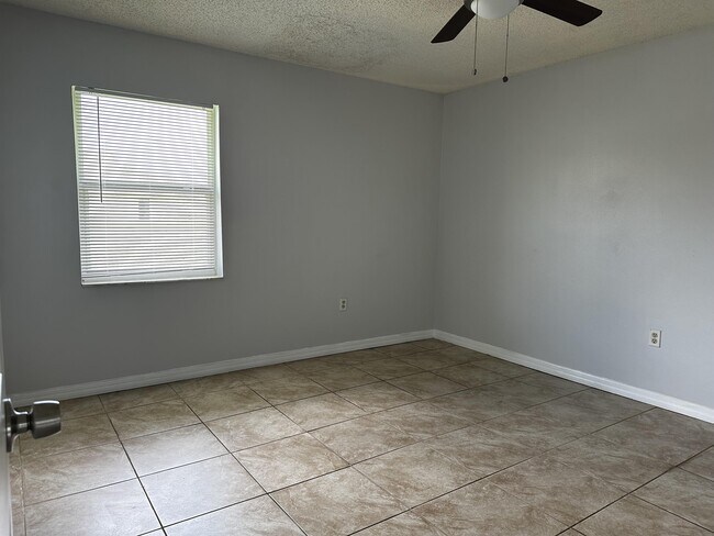 Building Photo - 1476 Temple Dr