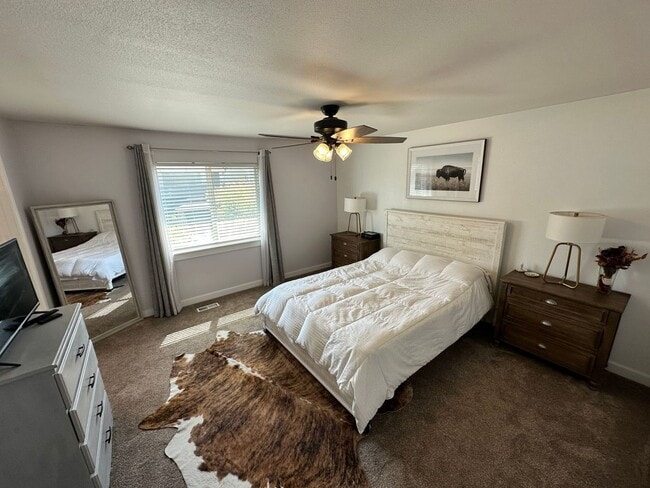 Building Photo - Beautiful Designer 3 bedroom home in Quiet...