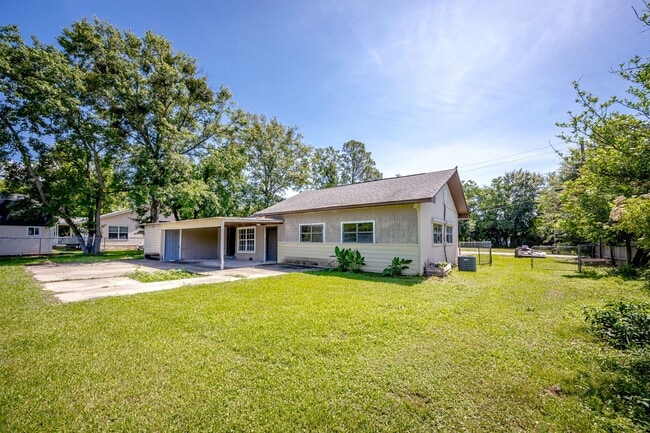 Building Photo - Charming 4-Bedroom, 2-Bath Home in a Prime Location