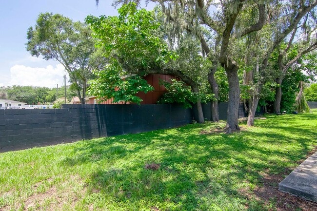 Building Photo - Great Location - 1 Bedroom 1 Bath Duplex w/ Backyard