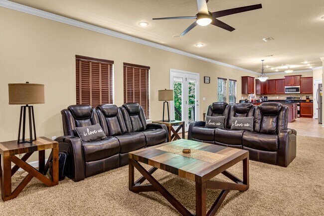 Building Photo - 5 Bedrooms in Crestview!!