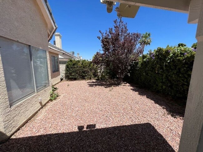 Building Photo - Custom 3 bedroom home with master bedroom ...